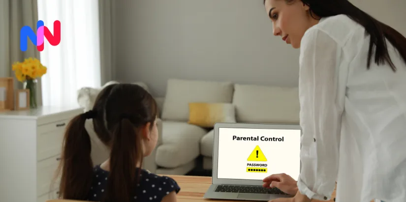 Maman qui montre un ordinateur avec un controle parental à sa fille