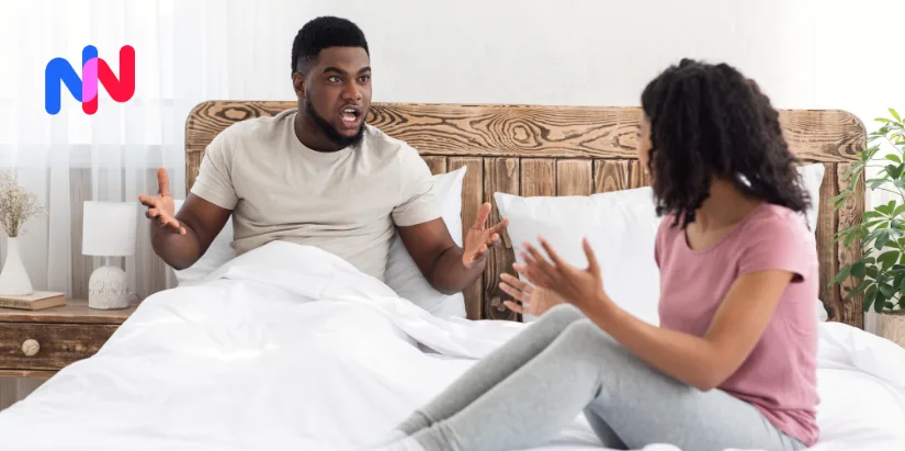 Un couple qui se dispute dans un lit