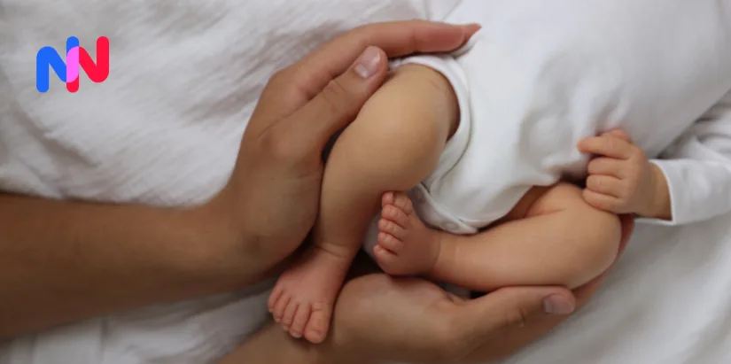 Mains d'adultes qui tiennent un bébé