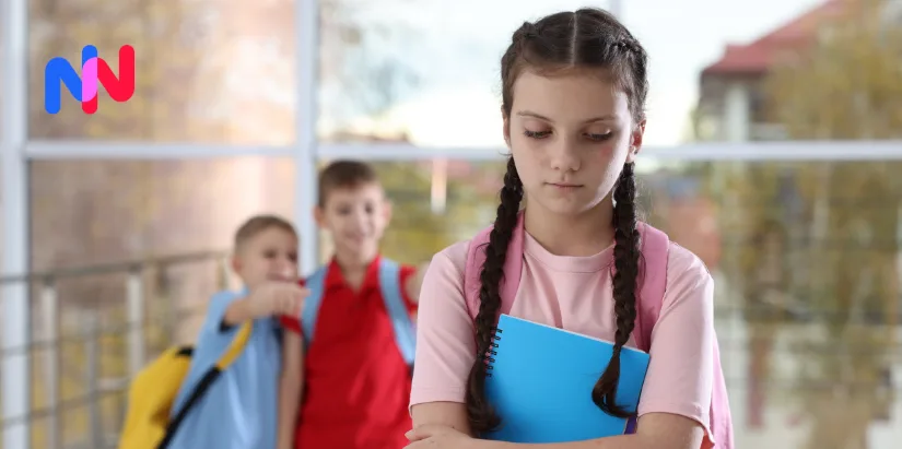 Enfants qui harcèlent une petite fille