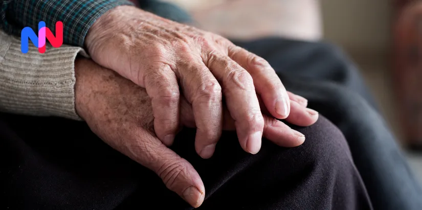 Deux mains de personnes âgées l'une sur l'autre