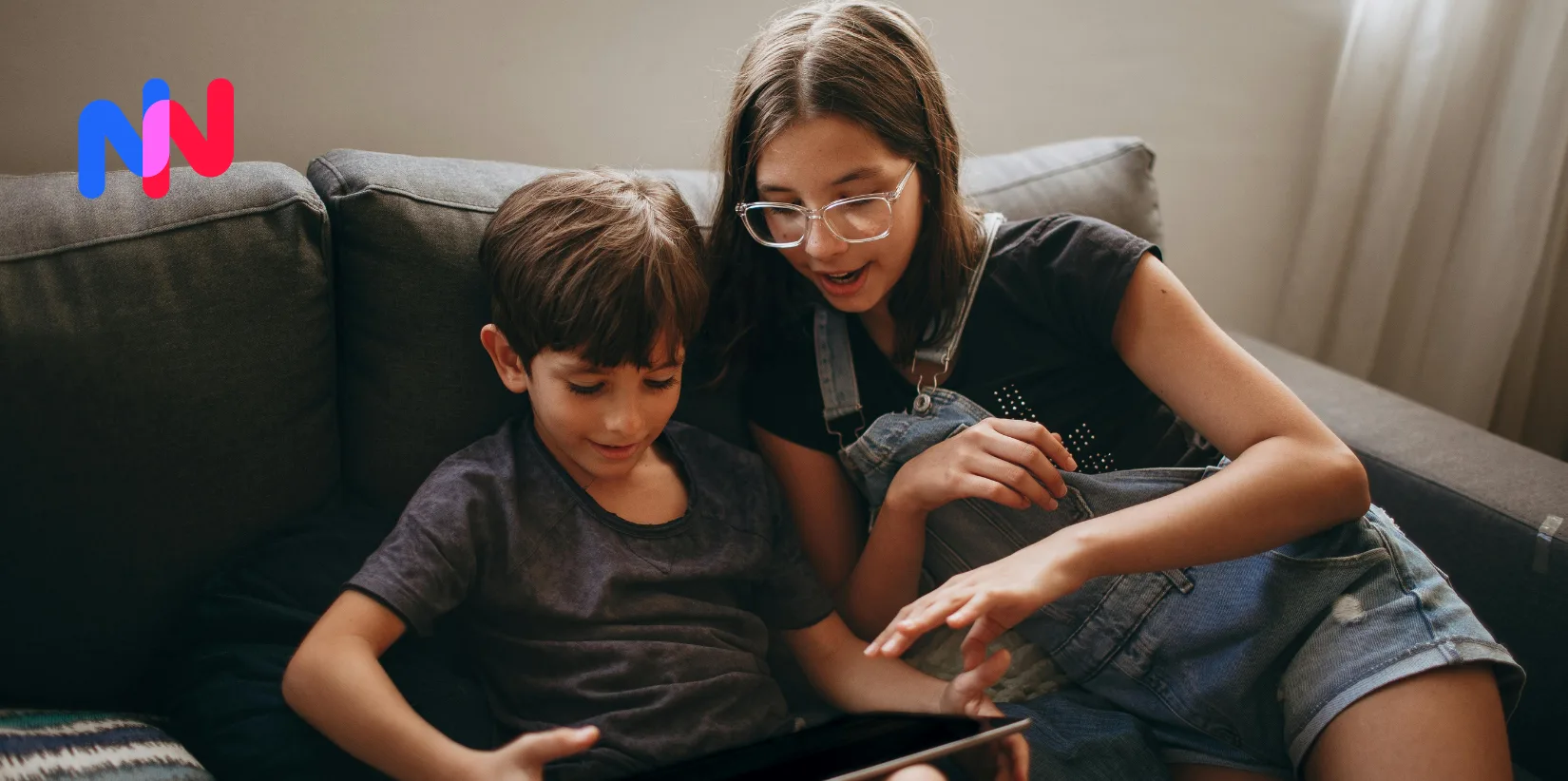 Enfants qui jouent sur une tablette.