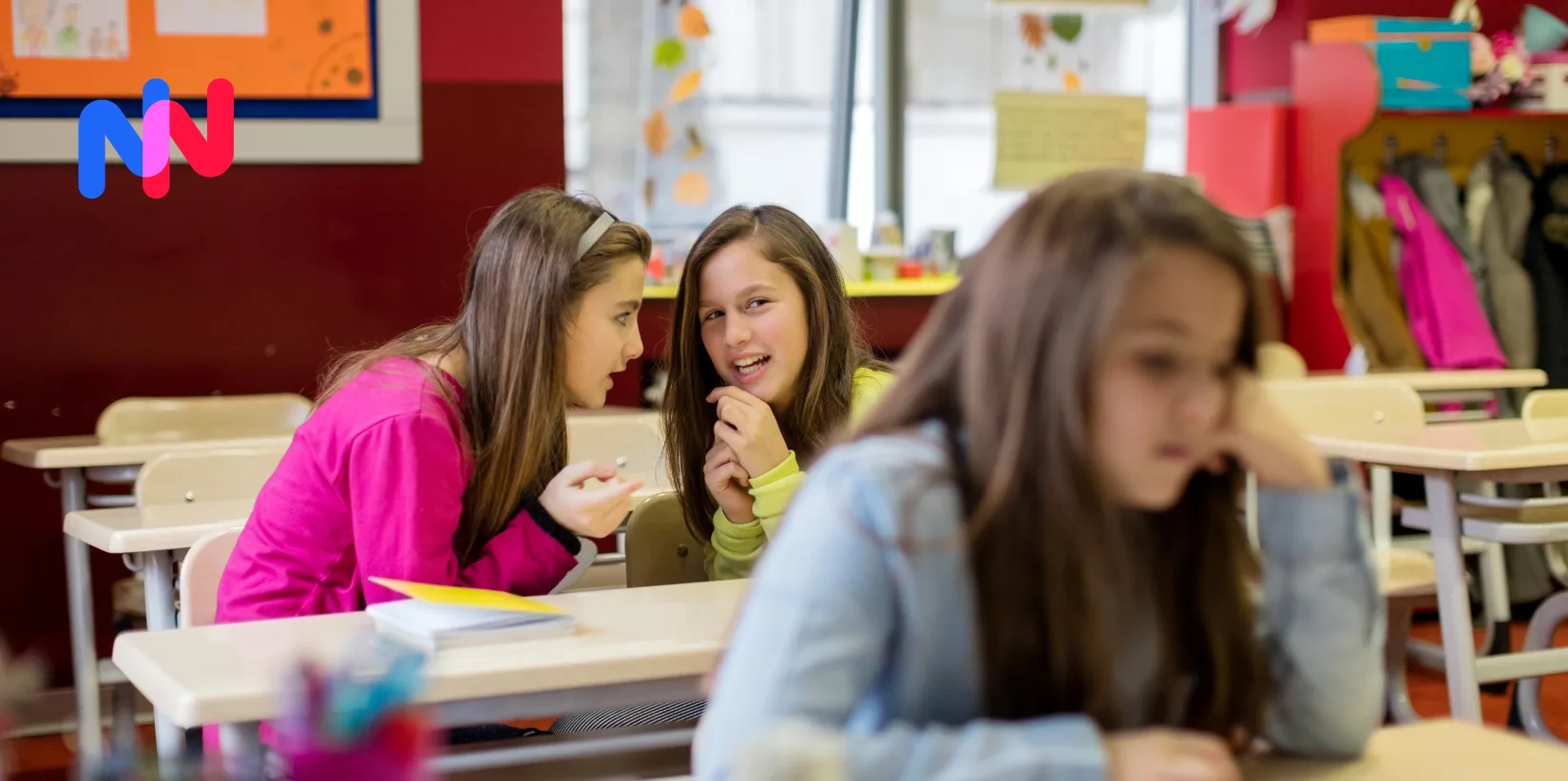 Deux filles qui harcèlent une autre fille à l'école