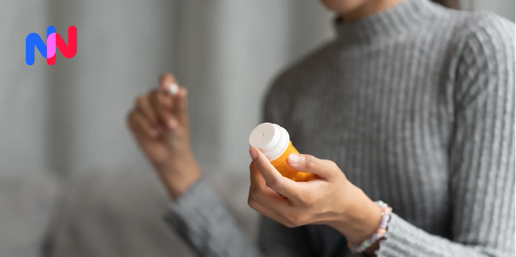 femme qui réfléchit à prendre un médicament.